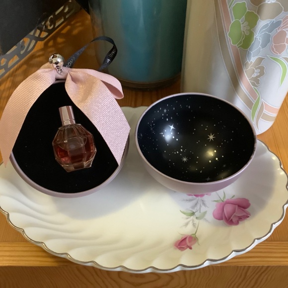 Flower bomb Christmas Ornament - Picture 2 of 3